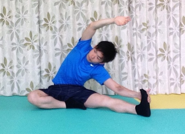 体側の筋肉を伸ばす方法 姿勢改善 引き締めるパーソナルトレーニング 大阪 南森町 B Station